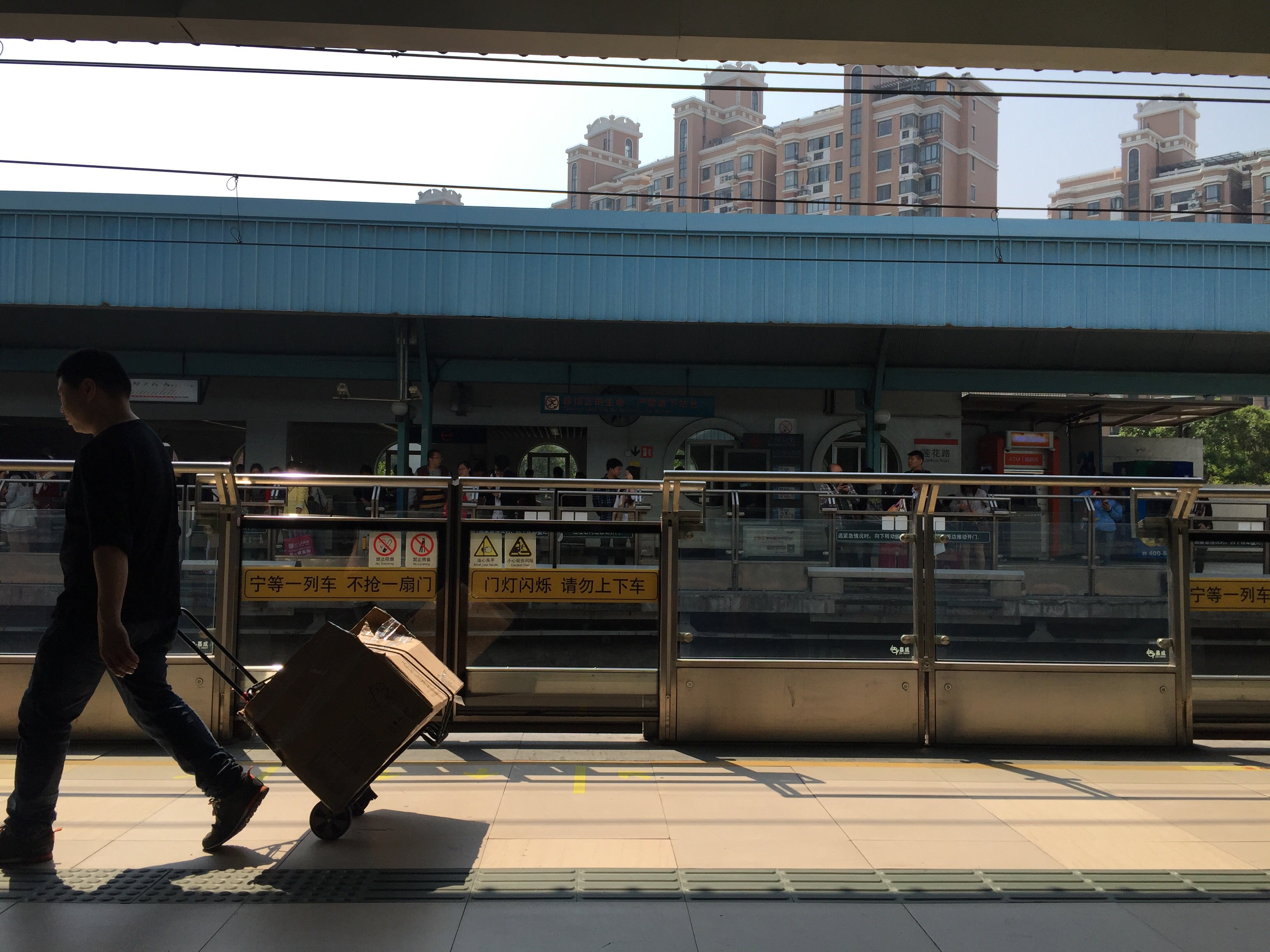 莲花路地铁站-步履匆匆
